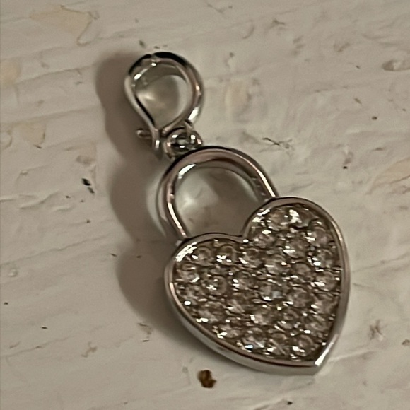 1.25” silver tone heart shaped pendant & 28 prong set crystal setting - Picture 4 of 8
